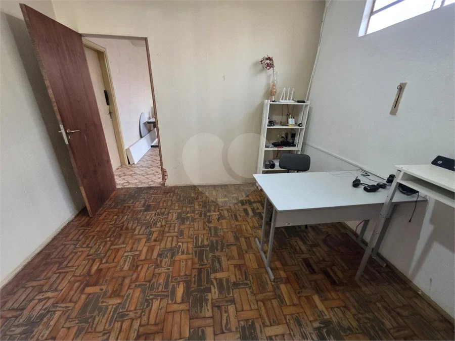 Casa térrea à venda com amplo quintal e grande potencial na Vila Nery