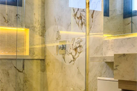 Indaiatuba - Condominio Villa Sapezal - 318 m² de Terreno - 230 m² de Área Construída - 3 suítes, sendo 1 Master com closet planejado - Sala de TV - Sala de estar integrada à Sala de jantar - Cozinha com móveis planejados - Despensa - Escritório planejado - Lavabo - Piscina com preparação para aquec