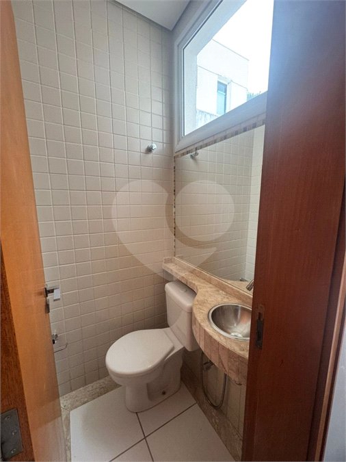 Indaiatuba- Vila Aurora -Condomínio Palm Tree Residence -Venda e Locação - R$ 7.000,00 - condominio - R$ 877,44- IPTU - R$ 211,64 - Pavimento Térreo: Sala de estar, sala de jantar, wc, cozinha, área de serviço, despensa. Pavimento Superior: Suíte com varanda e closet, 02 dormitórios e wc.social