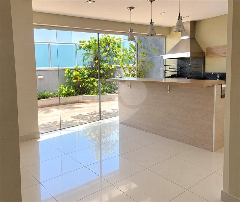 Cobertura de 255 m² com 3 dormitórios, 1 suíte, cozinha planejada, 2 vagas e área gourmet com churrasqueira.