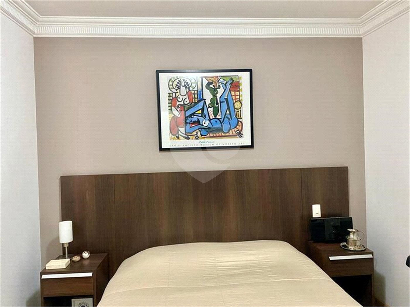 Apartamento de 03 dormitórios sendo 1 suíte e 02 vagas de garagem.