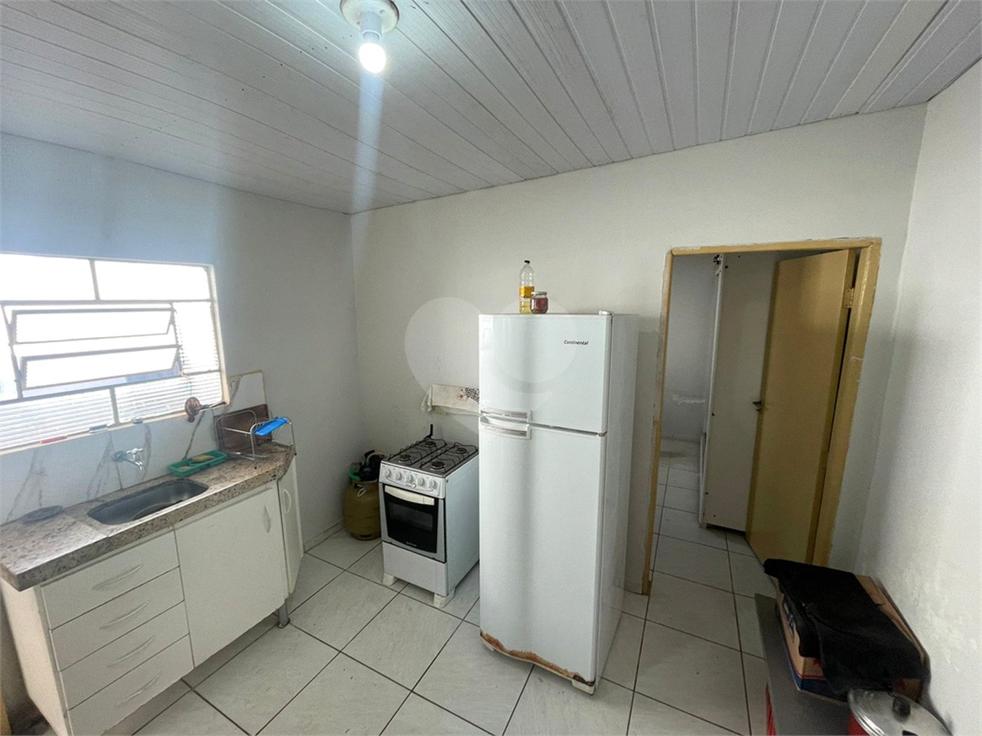 Casa térrea e salão comercial a venda no Jardim Bandeirantes.
