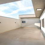 Indaiatuba- Jardim Bom Sucesso - Venda: R$ 765.000,00 - Área total: 150m² Área construída: 115m² - 3 dormitórios sendo 1 suíte com armário planejado; Cozinha integrada; Sala para dois ambientes; Banheiros com box gabinetes e espelhos; Área gourmet com churrasqueira a carvão e móveis planejados;