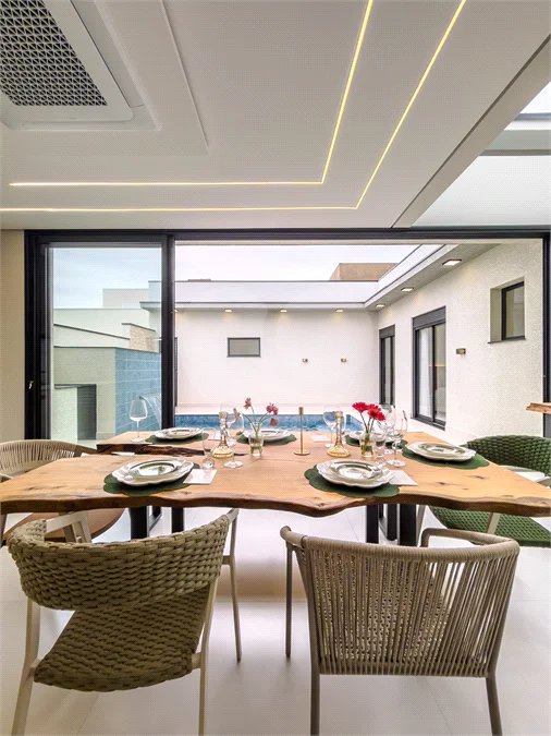 Casa Térrea – Condomínio Maria Cândida - 300 m² de terreno - 212 m² de área construída - 4 vagas de garagem, sendo 2 cobertas - Sala de jantar e estar integradas, com pé-direito duplo e cortina - 3 suítes com ar-condicionado, sendo 1 master com closet – planejado – Roupeiro – Escritório - Cozinha
