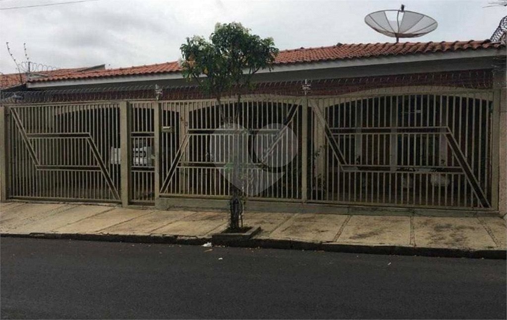 Casa térrea com 3 dormitórios, sendo 2 suítes.