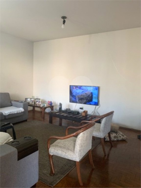 Casa térrea com 3 dormitórios, sendo 1 suíte .