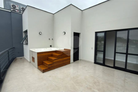 Sobrado de alto padrão no Swiss Park, totalmente reformado, com 4 suítes, piscina, elevador, espaço gourmet, 4 vagas e condomínio com lazer completo.