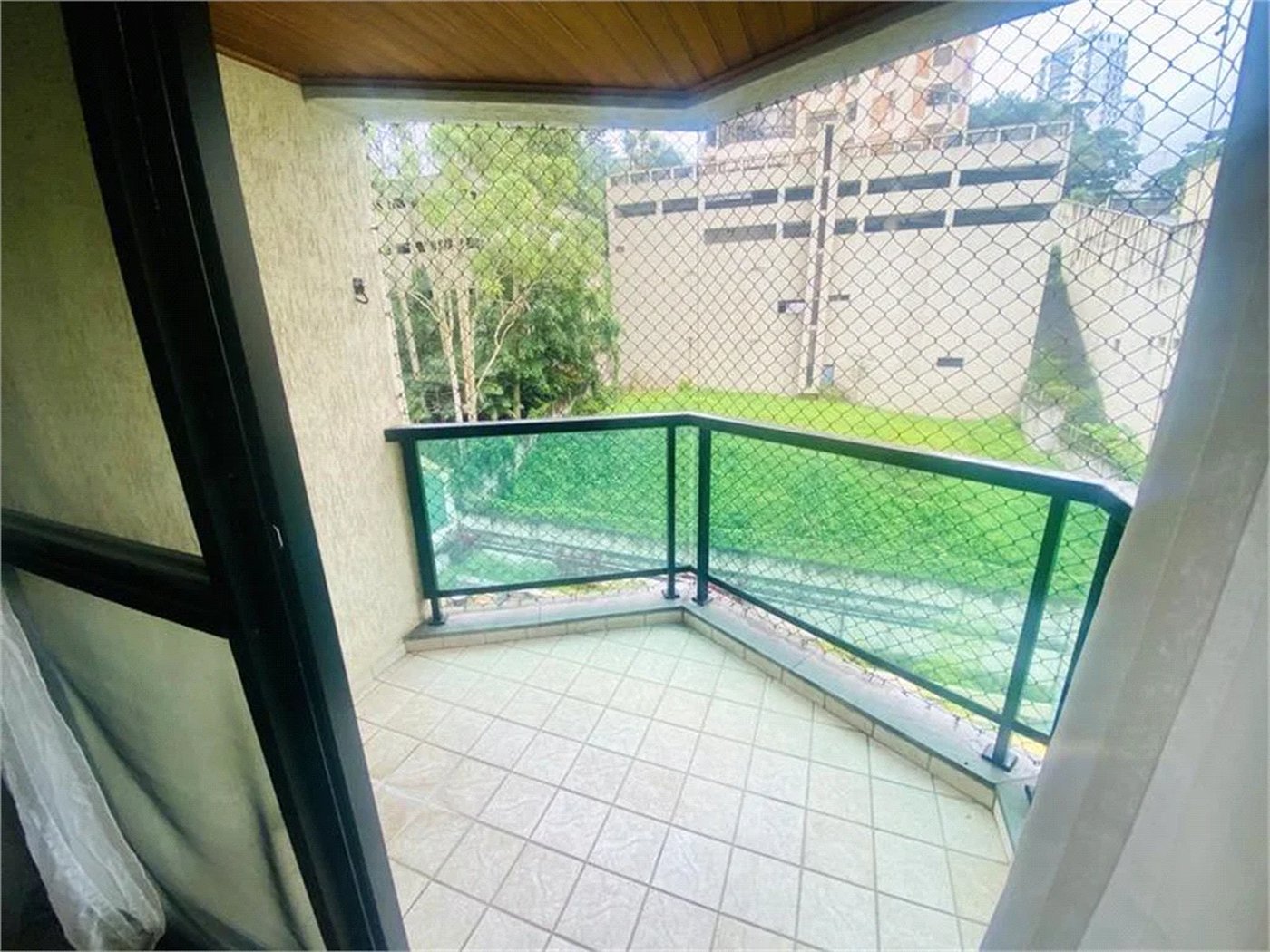 Apartamento com 2 dormitórios , uma suíte e 2 vagas cobertas . Excelente Valor