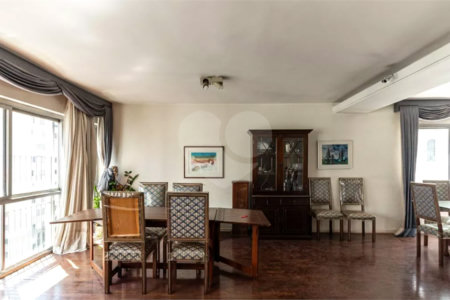 Este elegante apartamento em Higienópolis oferece 224m² de área muito bem distribuída, perfeito para quem valoriza conforto