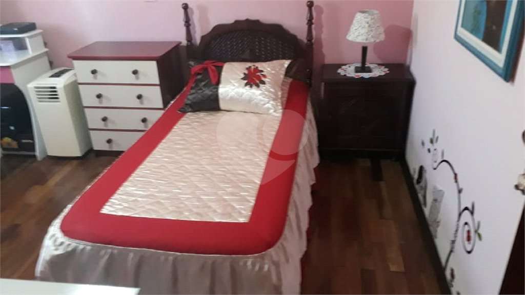 Sobrado com 3 dormitórios, sendo 2 suítes, uma delas master.
