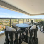 Apartamento de 03 dormitórios sendo 02 suítes com 02 vagas de garagem.