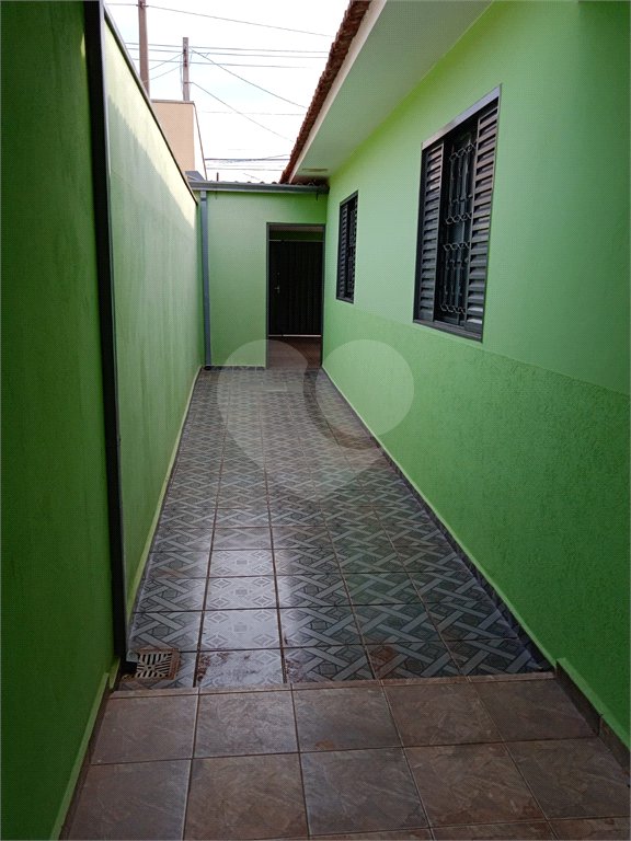 Casa térrea com 3 dormitórios.