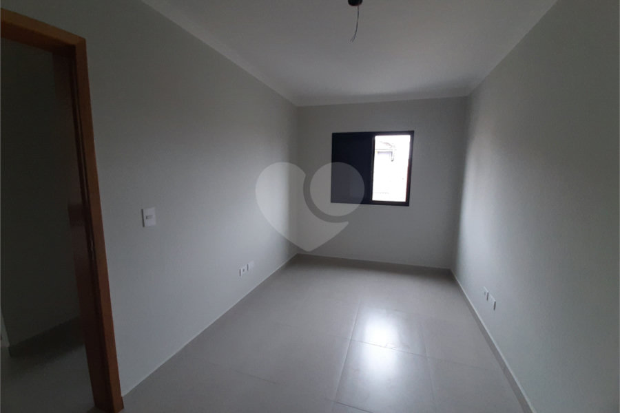 Apartamento VENDER com 44m2, com 2 quartos, banheiro, sala integrada à cozinha e 1 vaga de garagem