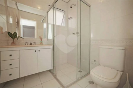Casa à venda ou para alugar com 5 quartos, sendo 3 suítes, no condomínio Villa Florida, São Paulo - SP