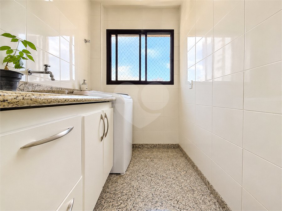Apartamento de 184 m² em andar alto com 4 dormitórios e 3 vagas em Perdizes