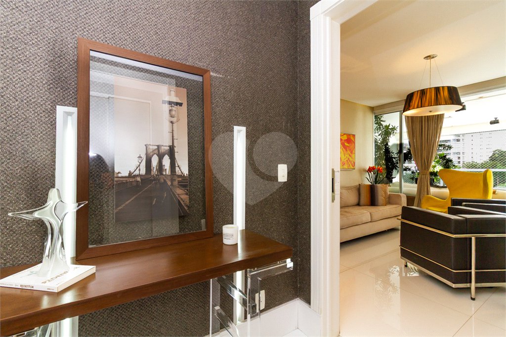Apartamento de Alto Padrão no Campo Belo para venda com porteira fechada, com 4 dormitórios suítes e 4 vagas com lazer de club.
