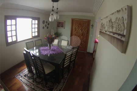 Sobrado com 4 quartos sendo 2 suítes.