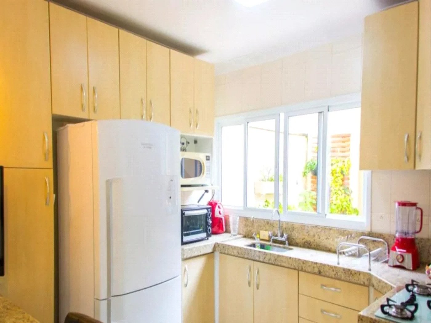 Sobrado com 180m² , 3 dormitórios , sendo 3 suítes , 3 vagas de garagem , churrasqueira e Jardim de inverno , à venda na Vila Scarpelli , Santo André.