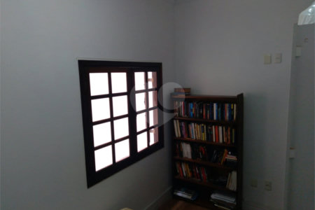 Sobrado espaçoso e bem localizado