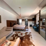 Chácara com excelente infraestrutura, contendo casa com 8 dormitórios, 900 m² de área construída, área total de 3000m², piscina adulto e infantil, churrasqueira, quadra gramada de futebol - Rio Acima - Atibaia/SP 900 m² Área construída 3.000 m² Área do terreno