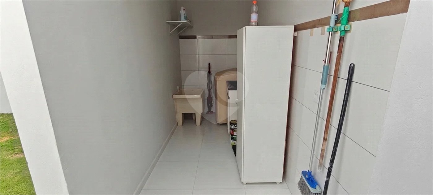 Casa Nova (Apenas 2 Anos) com Suíte: Conforto, Segurança e Localização Privilegiada!