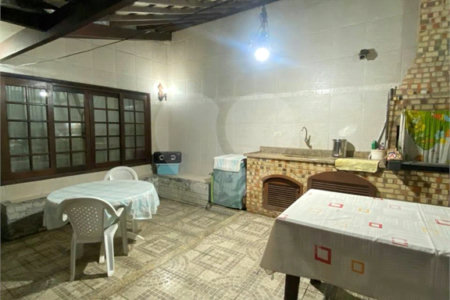 Casa Espaçosa com 3 Quartos, Loja Independente e Área Gourmet Completa!