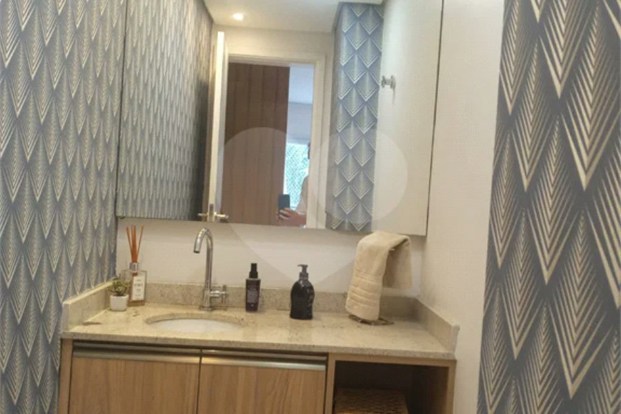 Apartamento 3 dormitórios, região do Campo Belo. Condomínio com laser completo.