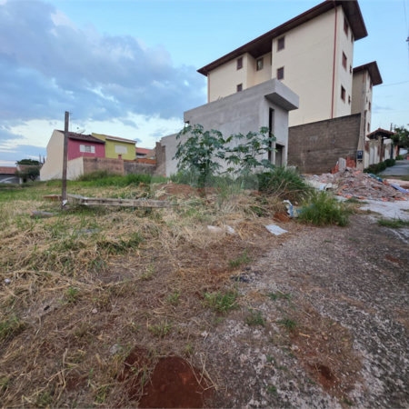 Terreno no Jd. Gibertoni, próximo ao SESC e ao Shopping