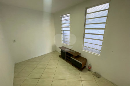 Casa térrea e salão comercial a venda no Jardim Bandeirantes.