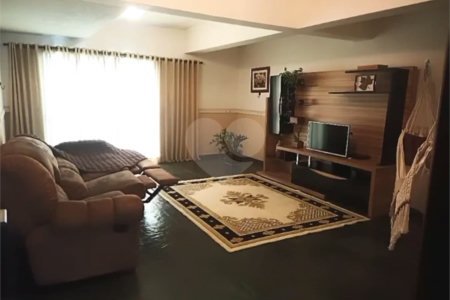 Sobrado de 242 m² com 3 Suítes e 4 Vagas de Garagem no Ipiranga