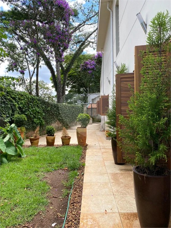 Lindo sobrado, possui 3 dormitórios, sendo 1 suíte master com sacada, banheira, e 4 vagas