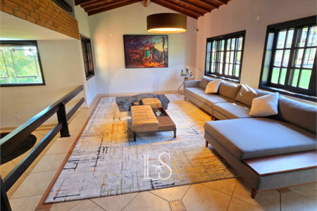 Indaiatuba- Vale das Laranjeiras - Vista dos fundos para o lago - Casa assobradada - 3 pisos, 4 quartos, 2 suítes, uma com hidro ,escritório, sala 3 ambientes, lareira, lavabo,cozinha ampla, despensa, lavanderia, churrasqueira, forno pizza, 6 wcs, piscina, jardim despensa, garagem, segurança