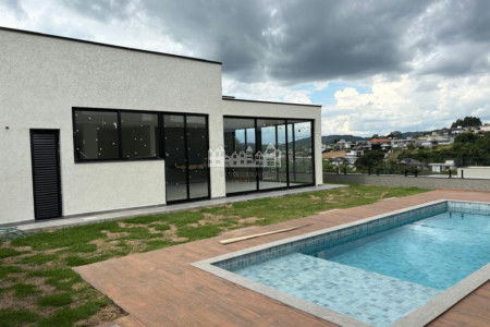 Casa à venda com 3 suítes no condomínio Shamballa III, Atibaia - SP