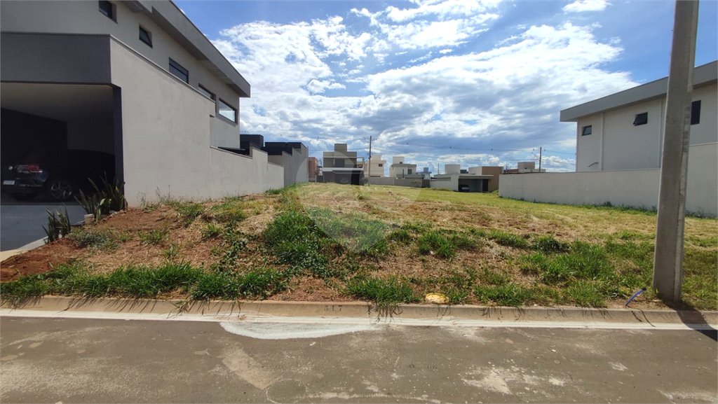 Lote à Venda em São Carlos, no Condomínio Villeneuve I