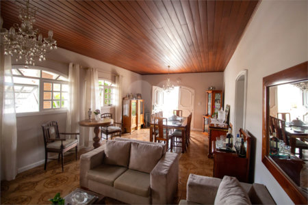Casa térrea no centro de São Roque, 3 dormitórios, sendo 1 suíte e 236 m² útil e 315 m² total