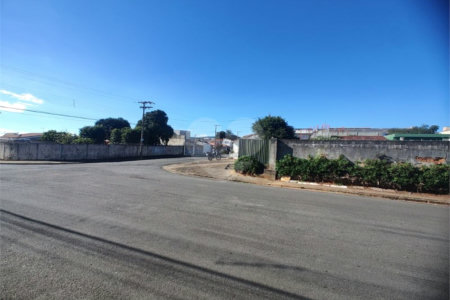 Terreno em Atibaia com 2.784 metros para construção de apartamentos ou salões comerciais, excelente localização