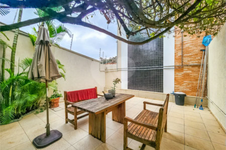 Casa em condomínio à venda na Granja Julieta