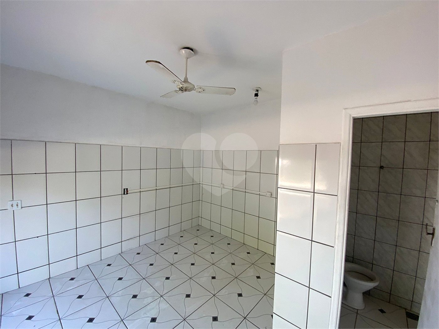 Casa térrea com salão comercial para venda no Santa Felícia.