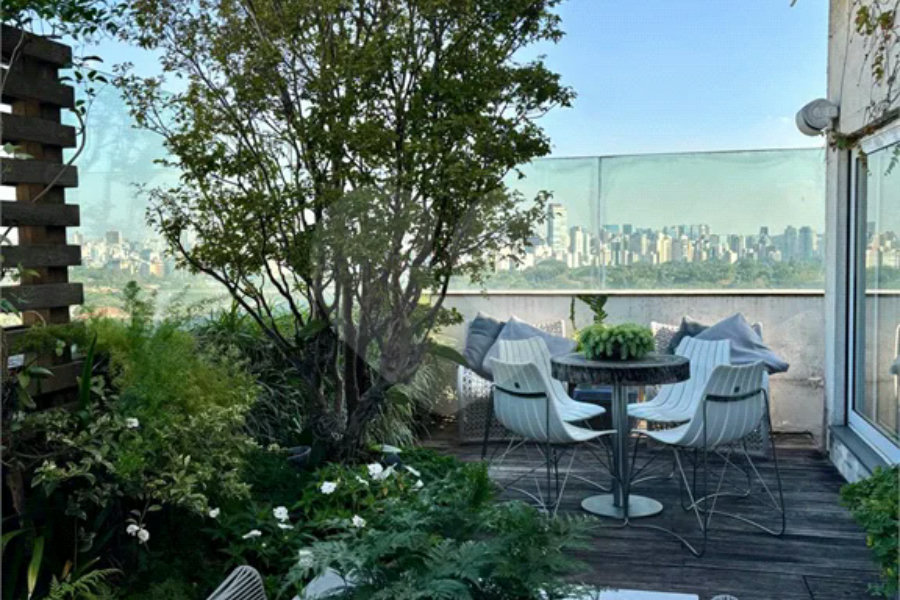 Cobertura duplex com terraço e vista em Cerqueira César