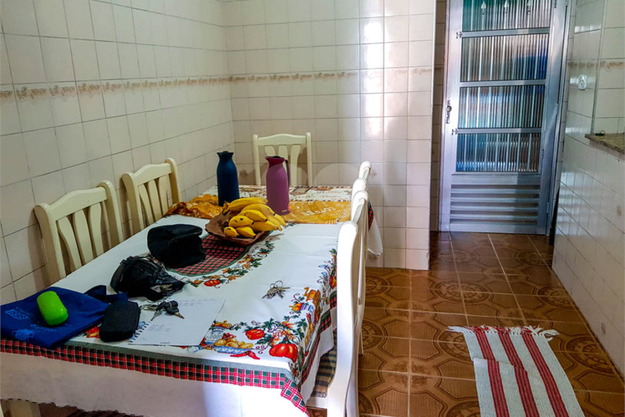 Sobrado para moradia de família grande ou para investidor.