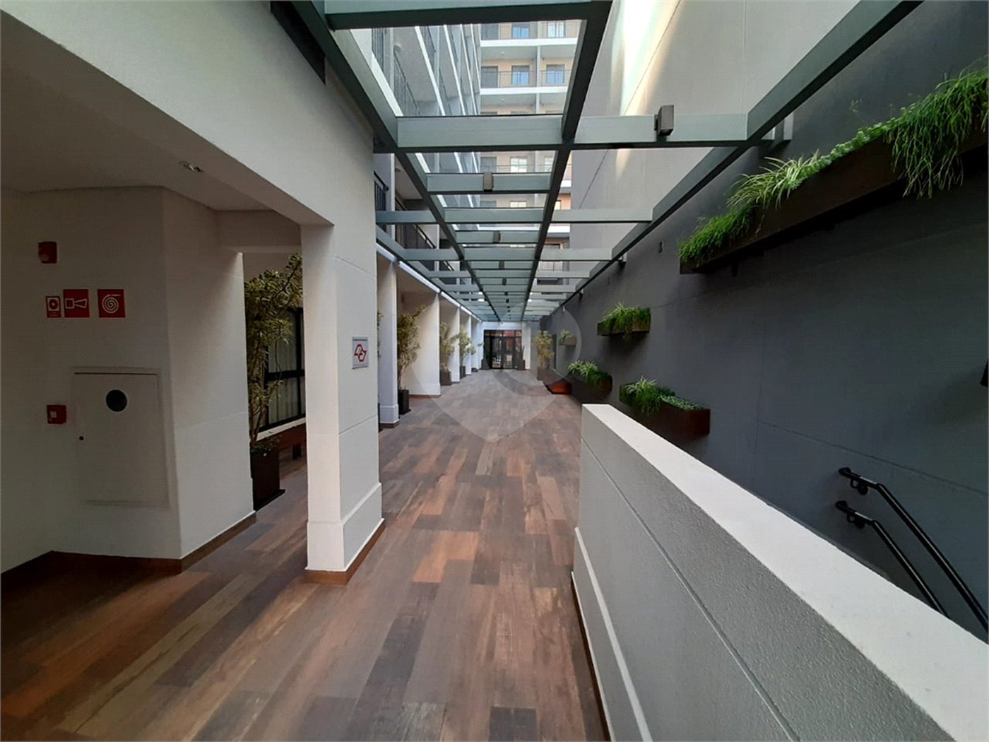 Vendo Studio novo, 14° andar, (apto 1401), 23 m2, sol da manhã com vista livre.