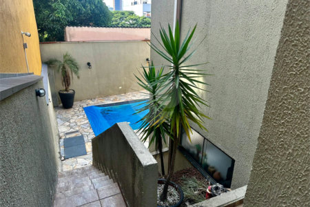 Casa com Piscina e Churrasqueira | 2 Suítes | Edícula | 3 Vagas | 275m²