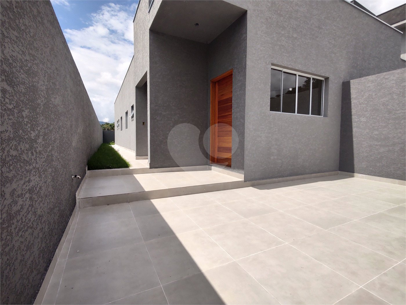 Casa térrea em Atibaia com 3 suítes, sala 2 ambientes, 2 vagas garagem, excelente localização, pronta para morar