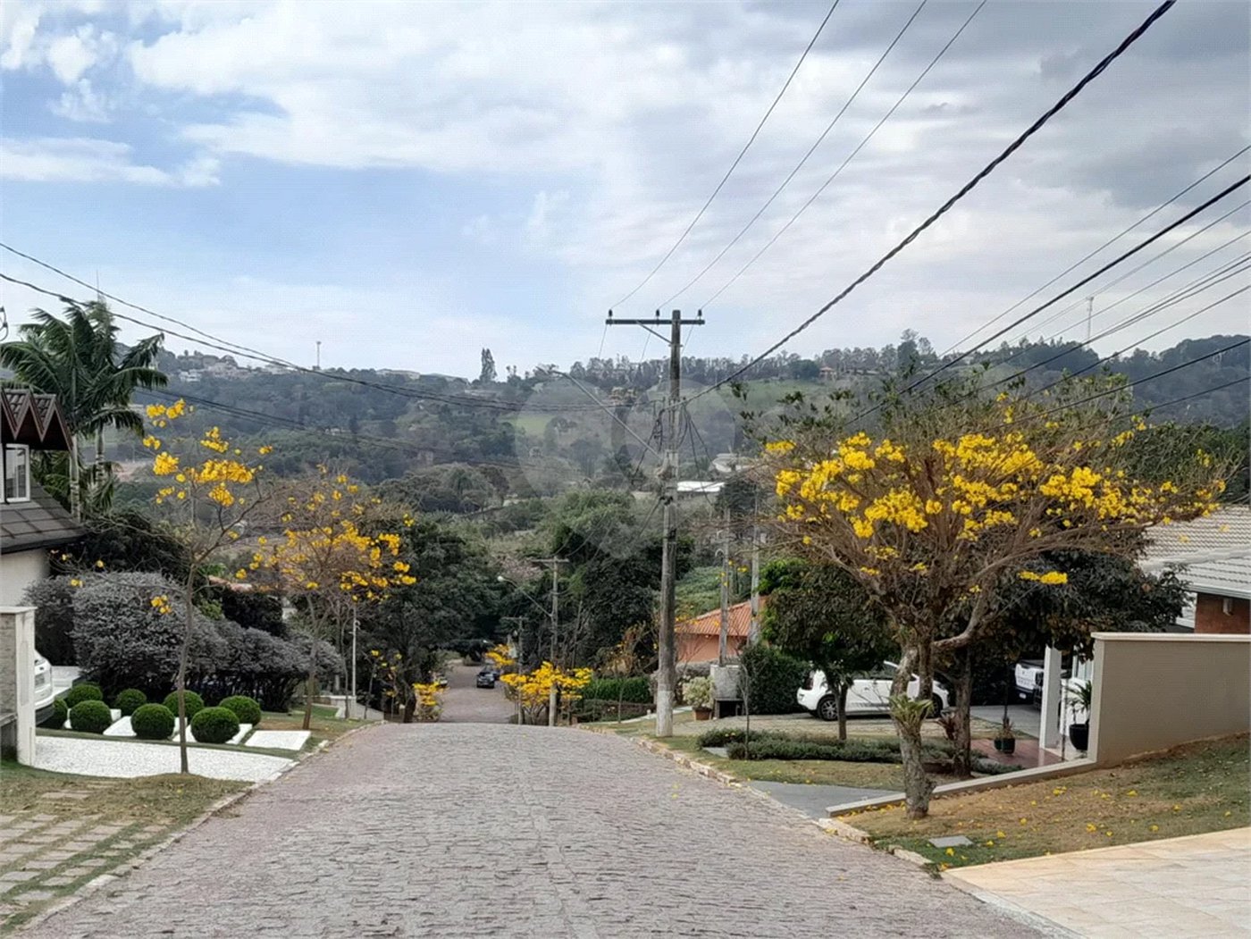 Casa à venda com 5 suítes no condomínio Ipe Velho, Vinhedo - SP