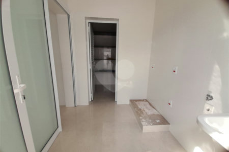 Belíssima Casa à Venda no Condomínio Damha IV