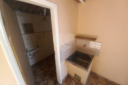Casa térrea com 2 dormitórios.
