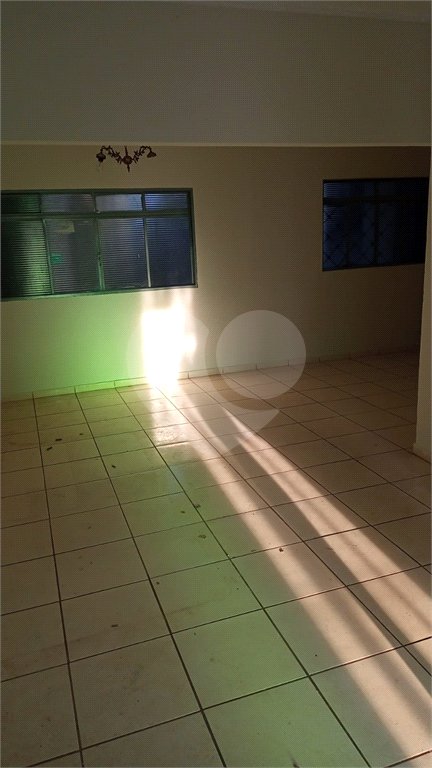 Linda Casa muito bem localizado na rua três na cidade de Rio Claro