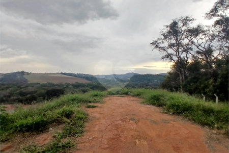Lote com 561,86 m² à Venda em Condomínio Fechado