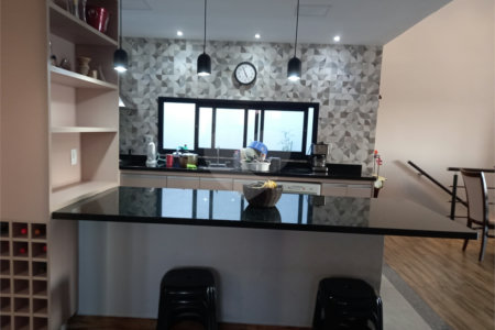 Sobrado à venda com 5 quartos, sendo 3 suítes, em Residencial Jatobás, Louveira, SP