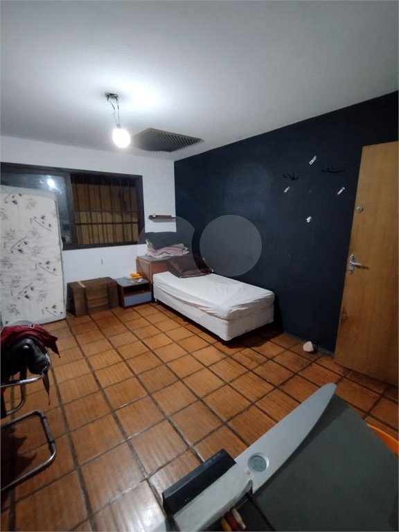 Casa à venda na Vila Mariana de 300 metros quadrados, com 3 dormitórios, 1 suíte e 2 vagas.